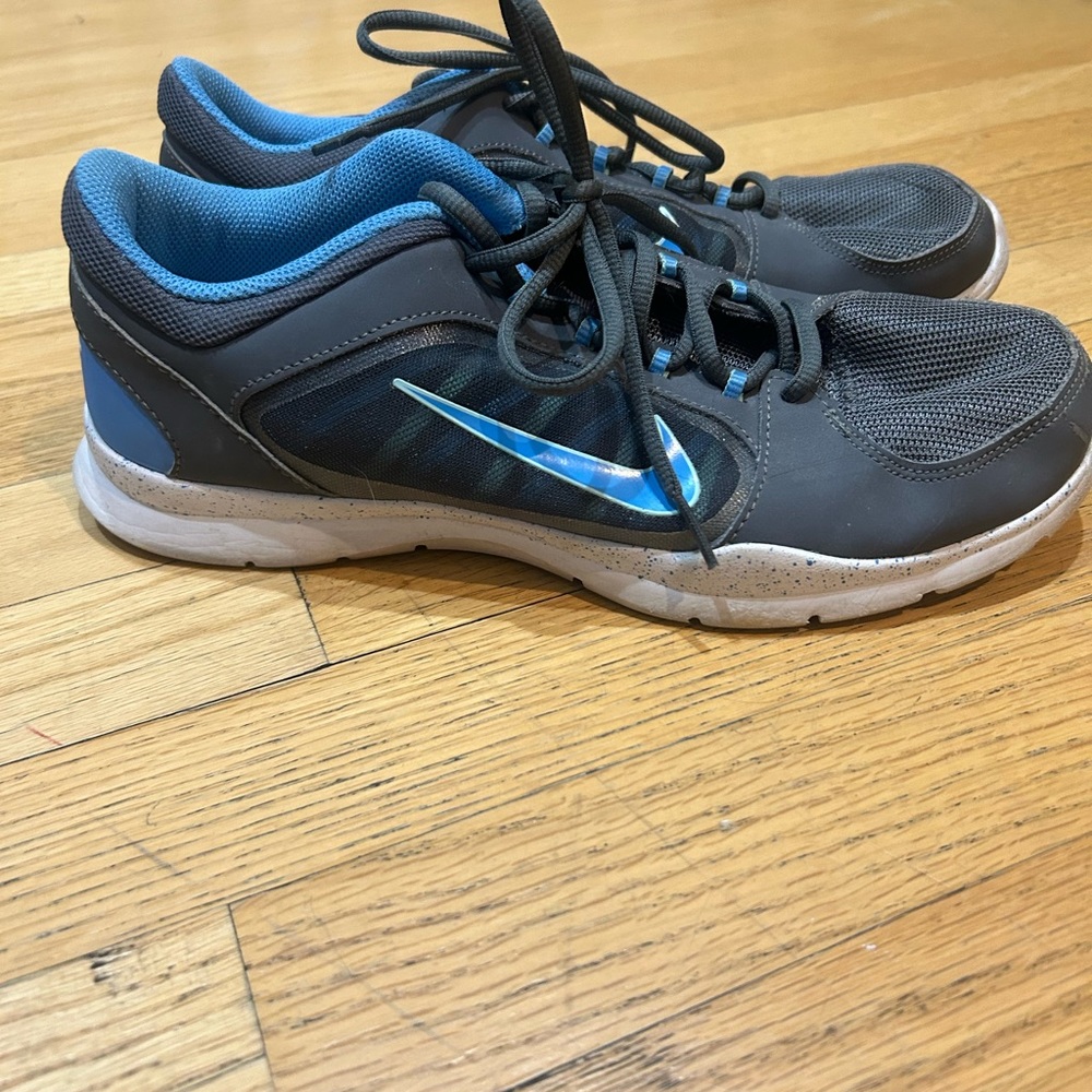 Nike Tennis Shoes 10.5